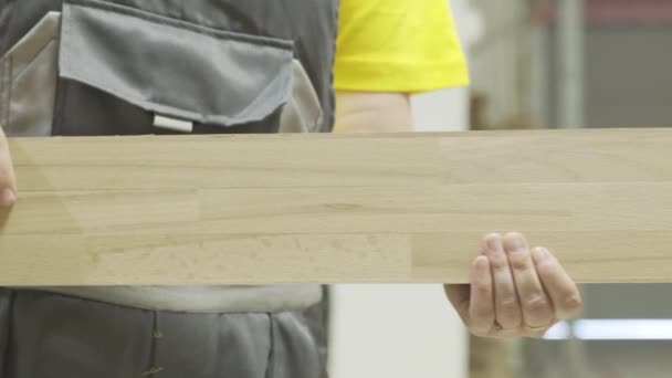 Pracownik umieścić drewnianą deskę w maszynie, Akcja. Zbliżenie pracownik postawiłem drewniany deska na maszyna dla obróbka w stolarski przemysłowy przedsiębiorstwo z współczesny technika — Wideo stockowe
