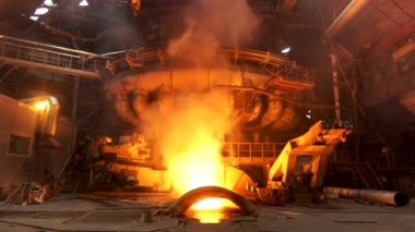 Metalurji fabrikasında bakır üretimi, tehlikeli çalışma konsepti. Stok görüntüleri. Büyük bir endüstriyel fırınında erimiş metal, ağır Metalurji.