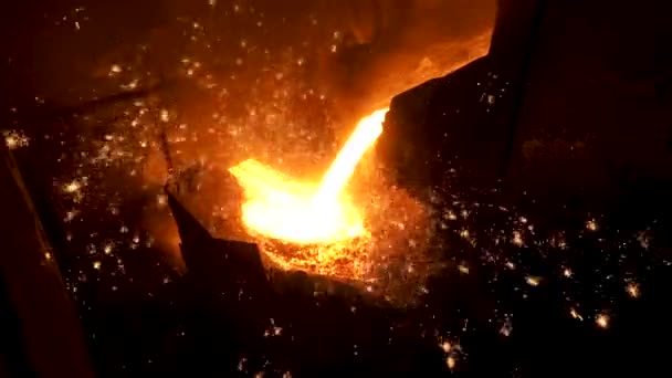 Gieten van vloeibaar metaal in open haard werkplaats van de metallurgische installatie. Stock footage. Smelten van het metaal in de gieterij bij staalfabriek. — Stockvideo