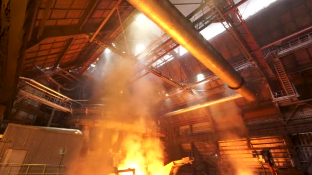 Gietblokken in gieterij winkel, metallurgische productie. Stock footage. Smeltend staal bij de installatie, de zware industrie en het gevaarlijke het werkproces. — Stockvideo