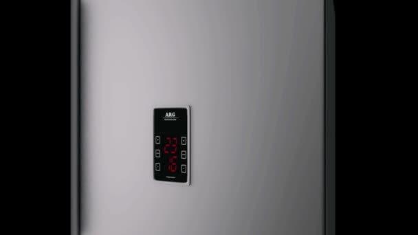 Abstraktní 3D model bílé moderní chladničky s elektronickým panelem, který se otáčí na černém pozadí. Animace. Kuchyňské spotřebiče — Stock video