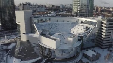 Kış güneşli bir günde şehir merkezinde fütüristik modern cam binaların havadan görünümü. Eylem. Kentsel peyzaj