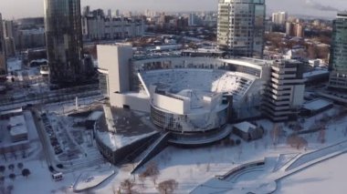Kış güneşli bir günde şehir merkezinde fütüristik modern cam binaların havadan görünümü. Eylem. Kentsel peyzaj