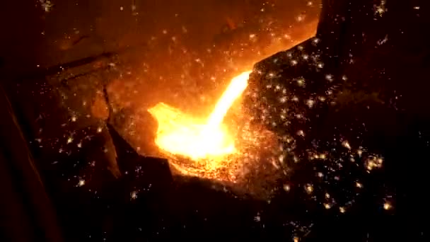 Pouring of liquid metal in open hearth workshop of the metallurgical plant. Stock footage. Smelting of the metal in the foundry at steel mill. — Stock Video