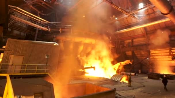 De productie van het koper bij de metallurgische installatie, gevaarlijk het werk concept. Stock footage. Gesmolten metaal in een reusachtige industriële oven, zware metallurgie. — Stockvideo