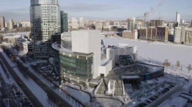 Modern cam cephe binalar ile Rusya 'da Ekaterinburg şehrin havadan görünümü. Eylem. Scyscraper cam pencerelerin yakınında tarihi müze üzerinde uçan.