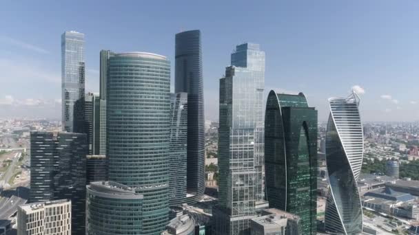 Flyg utsikt över Moskvas internationella affärs centrum på dagtid, modern arkitektur koncept. Åtgärder. Moskva stad Sky skrapor med blå molnigt himmel på bakgrunden. — Stockvideo