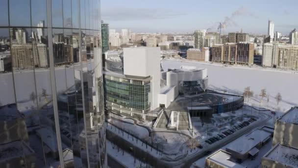 Letecký pohled na město Ekaterinburg v Rusku s moderními skleněnými budovami. Akce. Létání nad historickým Muzeem u skleněných oken kosškrabu. — Stock video