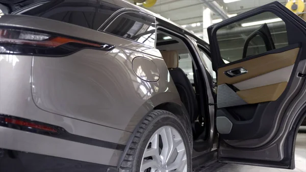 Ανοιχτές πόρτες του νέου αυτοκινήτου στο σαλόνι του αυτοκινήτου. Δράση. Θέα στο εσωτερικό του ακριβό νέο αυτοκίνητο με ανοιχτή πόρτα. Μάρκα πολυτελούς αυτοκινήτου σε ινστιτούτα αυτοκινήτων — Φωτογραφία Αρχείου