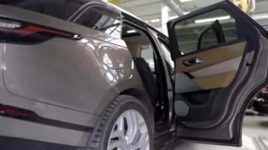 Araba salonunda yeni araba açık kapılar. Eylem. Açık kapıile pahalı yeni araba iç görünümü. Oto salonlarında lüks otomobil markası