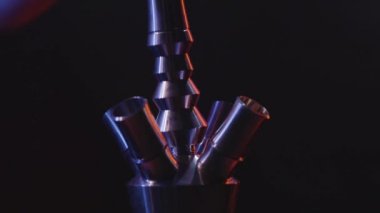 Nargilenin yakın çekim detayları. Eylem. Erkek elleri siyah izole arka plan üzerinde nargile tabanının ayrıntıları toplamak ve büküm