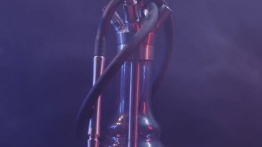 Izole arka planda duman kase ile nargile Closeup. Eylem. Nargile siyah izole arka plan üzerinde neon ışıkları ile dumanlı duman dönen