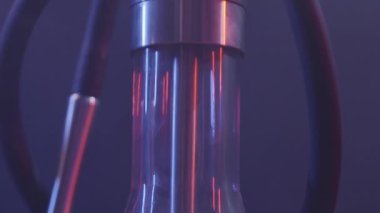 Izole arka planda duman kase ile nargile Closeup. Eylem. Nargile siyah izole arka plan üzerinde neon ışıkları ile dumanlı duman dönen