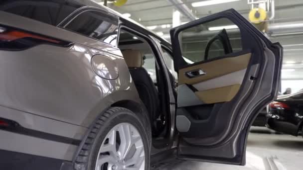 Portes ouvertes de nouvelle voiture dans le salon de la voiture. L'action. Vue de l'intérieur de voiture neuve chère avec porte ouverte. Marque automobile de luxe dans les salons automobiles — Video