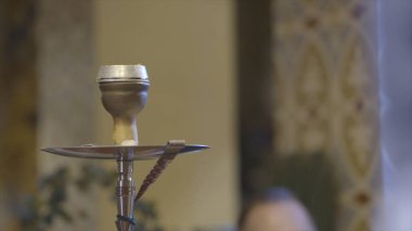 Profesyonel nargilenin yakın çekim. Eylem. Sigara içmek ve şirketlerde iyi dinlenmek isteyenler için gerçek profesyonel nargile