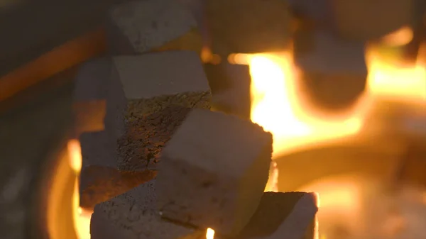 불타는 숯 큐브의 클로즈업. 작업. 불씨의 큐브는 흡연 hookah에 대한 그릇에 굽기. 석탄의 노란 불타는 조각의 작은 불꽃의 연소 — 스톡 사진