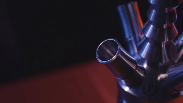 Zbliżenie z Hookah szczegóły na białym tle. Działania. Nowoczesna luksusowa fajka ze stalowymi detalami na czarnym tle z neonowym światłem — Zdjęcie stockowe