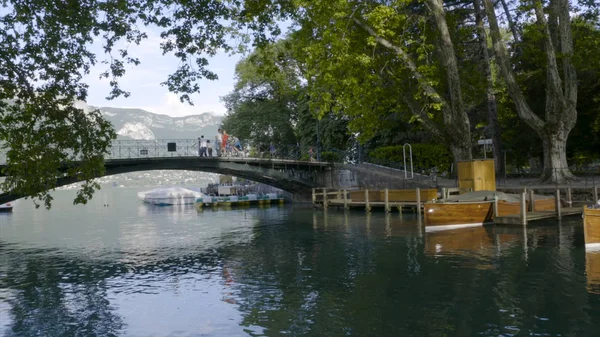 Une rivière avec un pont dans le Parc de l'Europe. L'action. Belle vue sur le trottoir dans le parc avec des bateaux et des gens en été — Photo