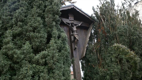 十字架上钉着基督的木制地标。 第5条。 耶稣被钉十字架的木制纪念碑矗立在茂密的绿树和灌木丛之间 — 图库照片