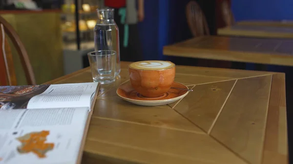 Kaffe Mugg med mönster på bord i Café. Artikel. Bord i mysigt kafé där det finns mugg kaffe och dessert. Coffe, café och mysig vila — Stockfoto