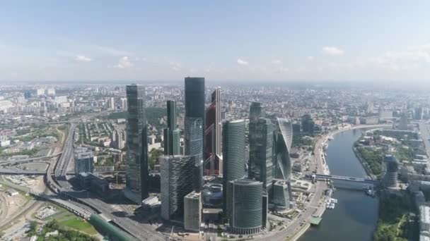 Luftutsikt över vackra komplex av moderna glas kontorsbyggnader, Moscow City, Urban Jungle Concept. Åtgärder. Glas skyskrapor sköt i en ljus solig dag med blänk på glaset. — Stockvideo