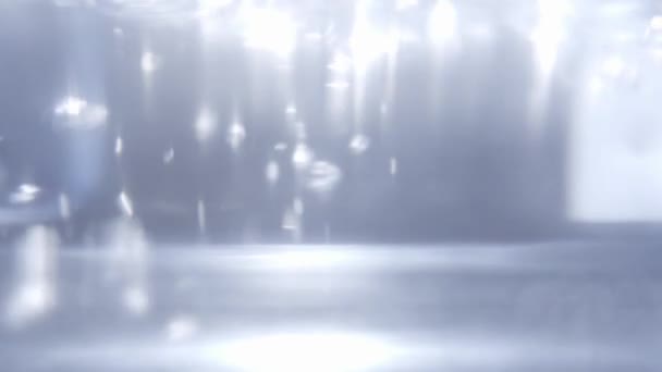 Close-up voor luchtbellen underwate, uitzicht door middel van kunststof of glas. Actie. Veel luchtbellen in transparant water. — Stockvideo