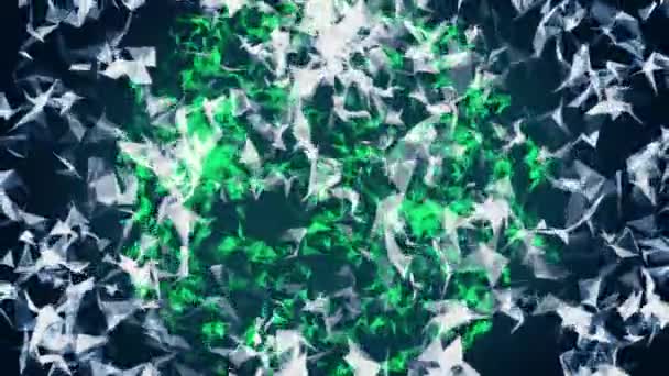 濃い青色の背景に白と緑の色の混沌とした移動ポリゴンを抽象化します。アニメーション。回転し、輝く、シームレスなループの小さな三角形の緑の球. — ストック動画