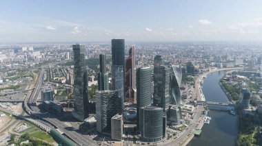 Modern cam ofis binaları, Moskova şehir, kentsel orman kavramı güzel karmaşık havadan görünümü. Eylem. Cam üzerinde parlama ile parlak güneşli bir günde çekilen cam gökdelenler.