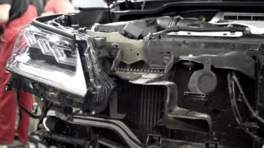 Otomotiv fabrikasında araba kaputu montajı. Eylem. Modern kurumsal otomatik montaj monte tulum mekanik arka plan üzerinde araba ön detayları yakın çekim