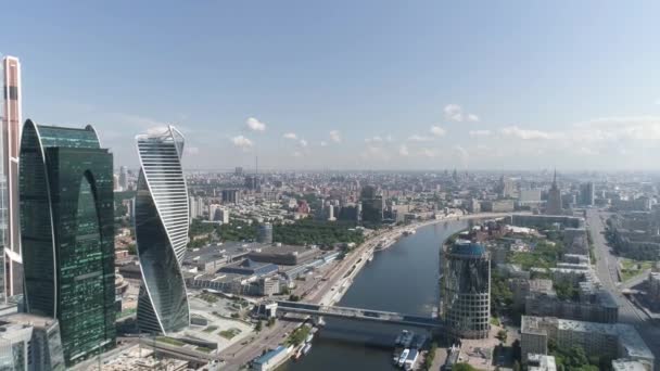 Úchvatná krajina mrakodrapů poblíž řeky Moskva a Bagration Bridge ve dne v Rusku. Akce. Anténa pro moderní budovy se skleněnými fasády. — Stock video