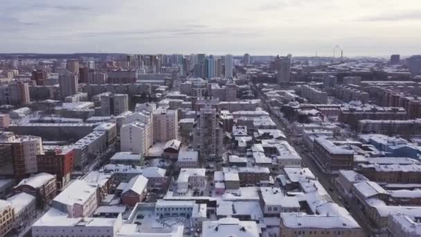 Vista aérea de la ciudad y muchas casas, carreteras y patios en el invierno. Clip. Hermoso paisaje urbano con diferentes edificios, concepto de selva urbana . — Vídeos de Stock