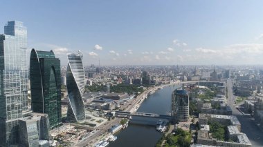 Moskova nehri ve Bagration köprü yakınlarındaki gökdelenler Çarpıcı manzara gündüz, Rusya. Eylem. Cam cepheli yüksek modern binalar için anten.