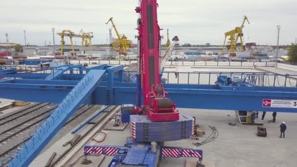 Aerial untuk zona pelabuhan industri dengan mesin khusus. Jepit. Gudang dengan derek angkat, kotak kontainer dan truk, peralatan untuk operasi pelabuhan . — Stok Video