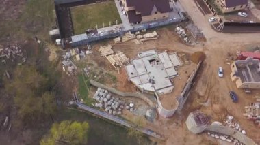 Devam ediyor inşaat alanının havadan görünümü, gelecekteki yazlık sanayi bölgesinin bodrum katı. Klip. Yeni bir villainşa edilmekte olan bir şantiyenin üst görünümü.