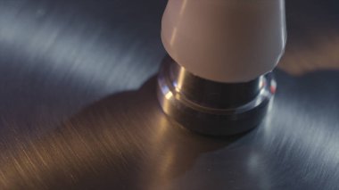 Gümüş zil plaka için yakın, davul seti bir parçası oynamak için hazırlanıyor. Eylem. Güzel parlayan metal davul plaka, rock müzik kavramı.