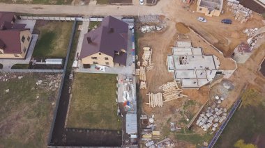Devam ediyor inşaat alanının havadan görünümü, gelecekteki yazlık sanayi bölgesinin bodrum katı. Klip. Yeni bir villainşa edilmekte olan bir şantiyenin üst görünümü.