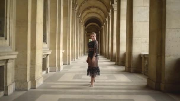 Seksi genç kadın eski bina yürüyüş geri görünümü. Eylem. Baştan çıkarıcı şeffaf elbise çekici genç kadın eski binanın koridorboyunca model yürüyüş — Stok video
