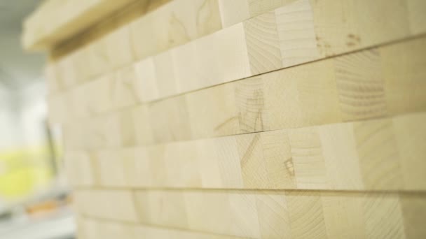 Крупним планом дерев'яна текстура стін з квадратами. Дія. Світлі стопки квадратних дерев'яних кубиків утворюють стіну. Зразки деревного покриття — стокове відео