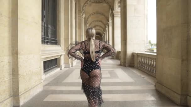 Seksi genç kadın eski bina yürüyüş geri görünümü. Eylem. Baştan çıkarıcı şeffaf elbise çekici genç kadın eski binanın koridorboyunca model yürüyüş — Stok video