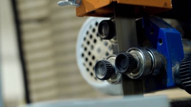 Kesme bandı ahşap fabrikasında testere makinesi. Eylem. Ahşap işleme sanayi işletmesinde ahşap kesmeden önce profesyonel bant testere makinesinin yakın çekim
