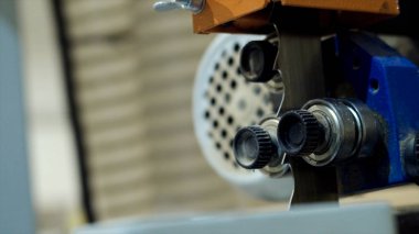 Kesme bandı ahşap fabrikasında testere makinesi. Eylem. Ahşap işleme sanayi işletmesinde ahşap kesmeden önce profesyonel bant testere makinesinin yakın çekim