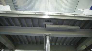 Endüstriyel işletmede hidrolik pres makinesi. Eylem. Ahşap işleme işletmede modern otomatik hidrolik pres makinesi