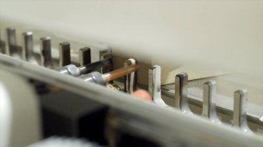 Ahşap panoları delmek için matkaplar ile makine yakın çekim. Eylem. Ahşap işleme sanayi işletmede ahşap bar sondaj için modern otomatik makine