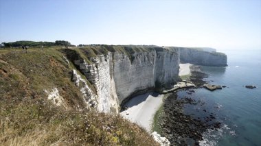 Ufukta muhteşem beyaz kayalık plaj ve mavi deniz. Eylem. Yaz aylarında ufukta mavi deniz ve ufukta berrak gökyüzü ile görkemli beyaz kayalıkların üst görünümü