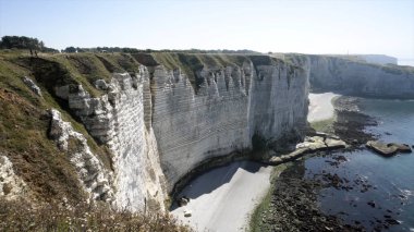 Ufukta muhteşem beyaz kayalık plaj ve mavi deniz. Eylem. Yaz aylarında ufukta mavi deniz ve ufukta berrak gökyüzü ile görkemli beyaz kayalıkların üst görünümü