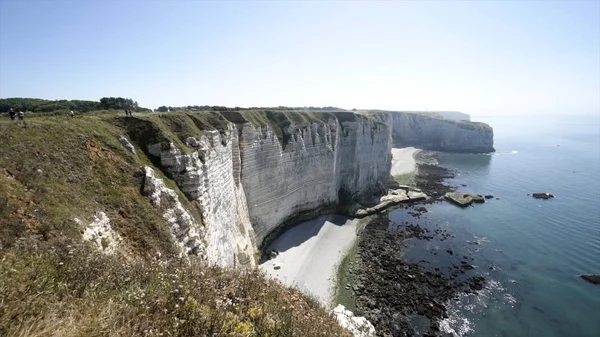Ufukta muhteşem beyaz kayalık plaj ve mavi deniz. Eylem. Yaz aylarında ufukta mavi deniz ve ufukta berrak gökyüzü ile görkemli beyaz kayalıkların üst görünümü