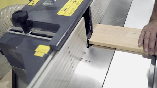 Primo piano dei processi di lavorazione delle tavole di legno sulla rettificatrice. Azione. Rettificatrice industriale presso la fabbrica di legno o mobili — Foto Stock