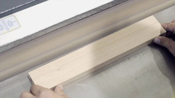 Primo piano dei processi di lavorazione delle tavole di legno sulla rettificatrice. Azione. Rettificatrice industriale presso la fabbrica di legno o mobili — Foto Stock
