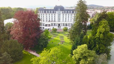 Yeşil bahçeli modern beyaz saray. Eylem. Modern cephe, çatı ve yaz yeşil bahçe üzerinde Danimarka bayrağı uçan inanılmaz beyaz Saray üst görünümü