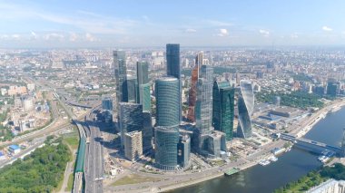 Şehrin panorama arka plan üzerinde gökdelenler ile iş merkezinin üst görünümü. Eylem. Arka plan mavi gökyüzü ve nehir üzerinde aynalı gökdelenlerin nefes kesen manzarası ile Cityscape